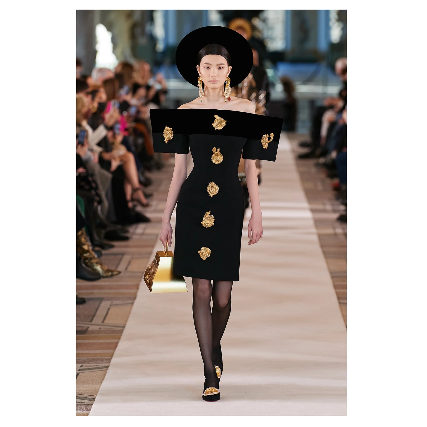 Icons \ Fifi Lapin wears Schiaparelli